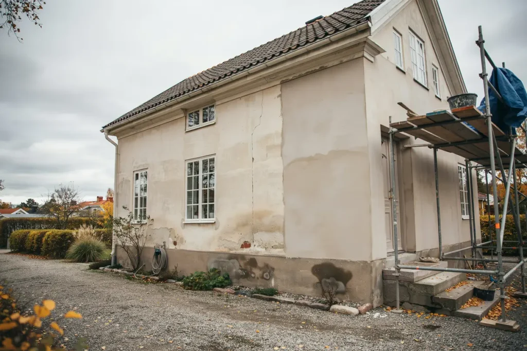 putsa om fasaden p villan v lja puts laga sprickor och undvika fuktskador