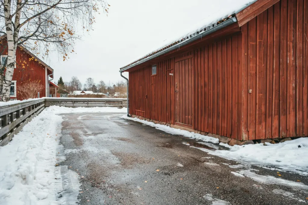 sn r jning och sandning f r verkstadens ytor vid tr nga parkeringar